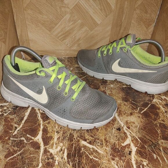Nike women's Flex Experience RN running shoes sneaker gray size 8.5.   090 - Picture 1 of 12